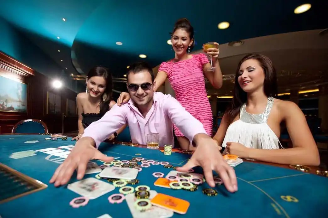 Suasana sepak bola Liga 1 Indonesia dan sportsbook hqtoto